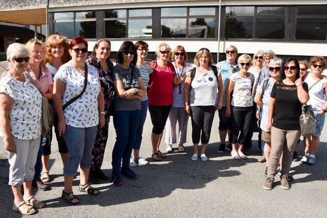 In einem ersten Treffen sprechen wir ber deine Motivation und stellen fest, ob du fr Zustzlich hast du jede Woche gemeinsam mit den anderen Freiwilligen 4 Stunden Kursbegleitung in Gtzis oder Bregenz. zH Frau Elisabeth Geser Freiwilliges Sozialjahr - Soziale Berufsorientierung Vorarlberg
